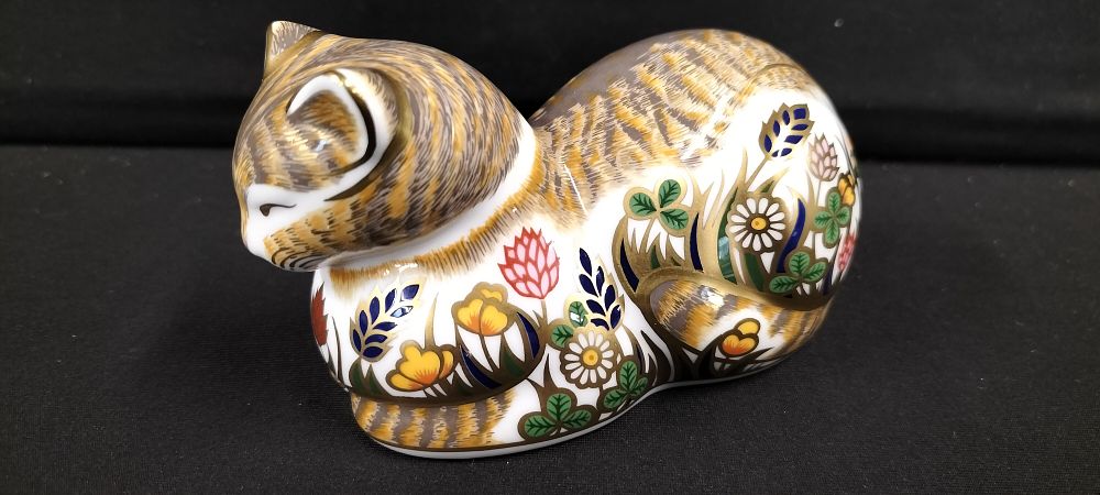 Lot 227: Royal Crown Derby Imari Limited Edition Cottage Cat 'Clover' 2002 'Mother'. No. 44 of 1500