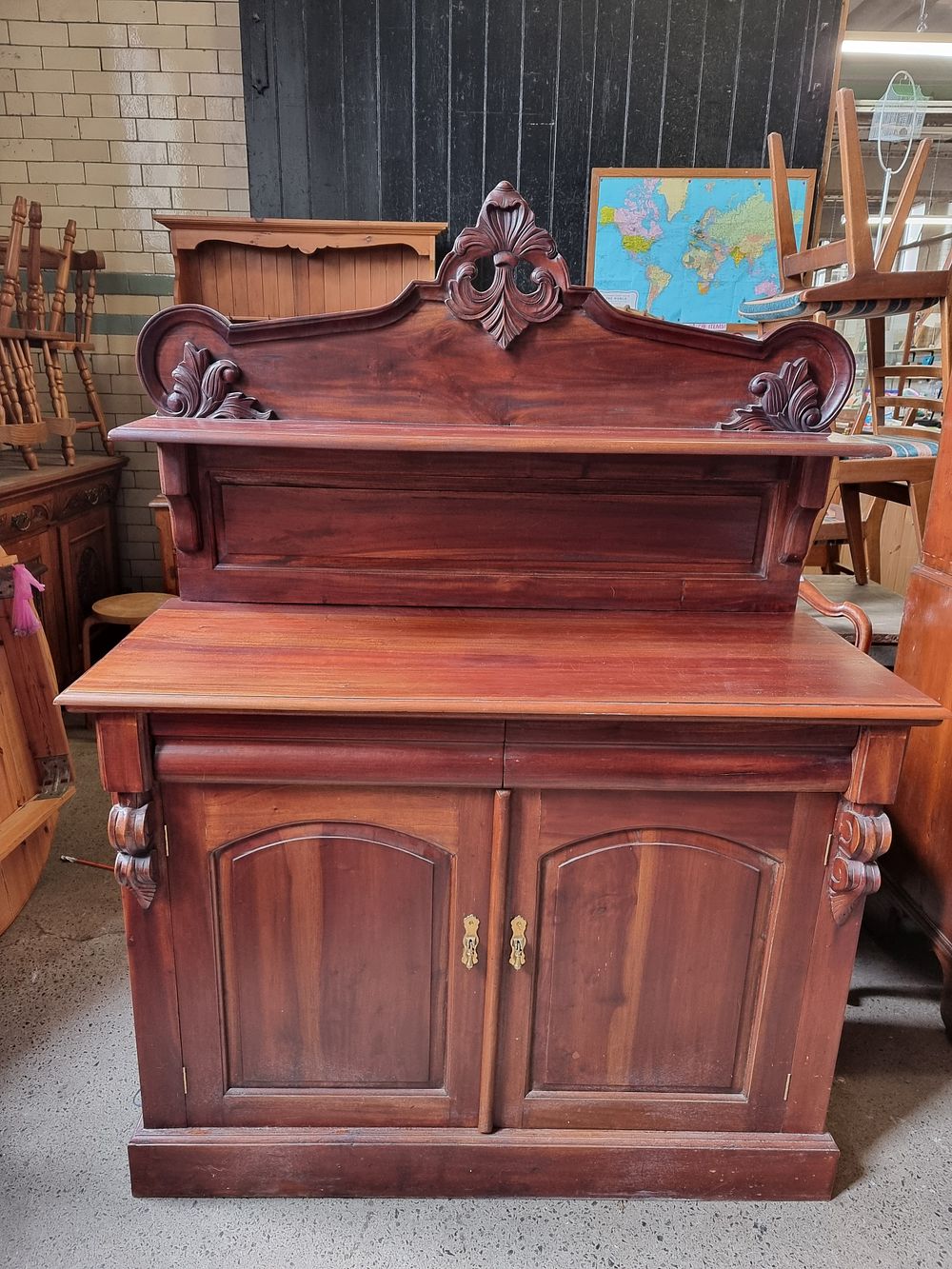 Lot 234: An elegant Victorian Chiffonier with 2 drawers crafted from fine Mahogany timber