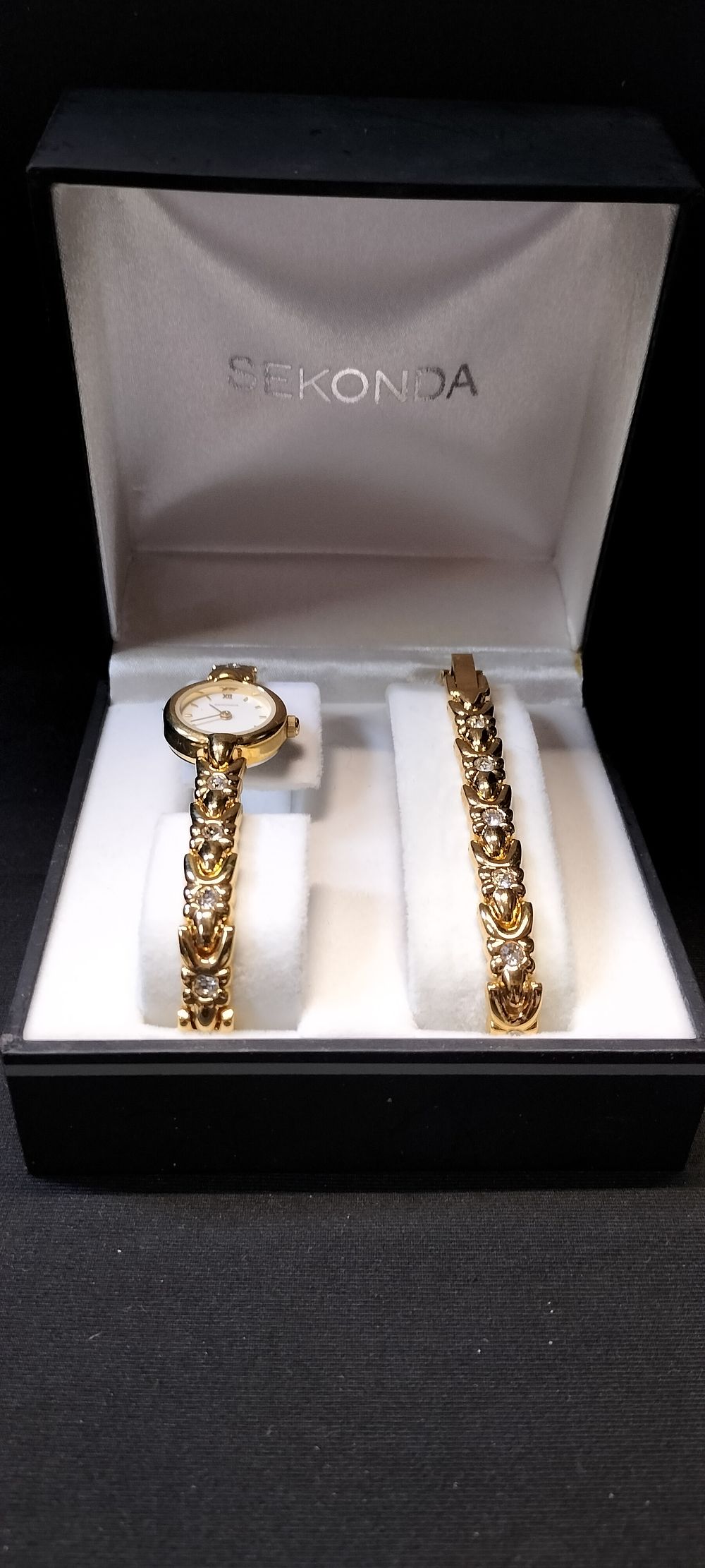 Lot 253: Sekonda Women's Quartz Watch with White Dial Analogue Display and Gold Plated Bracelet