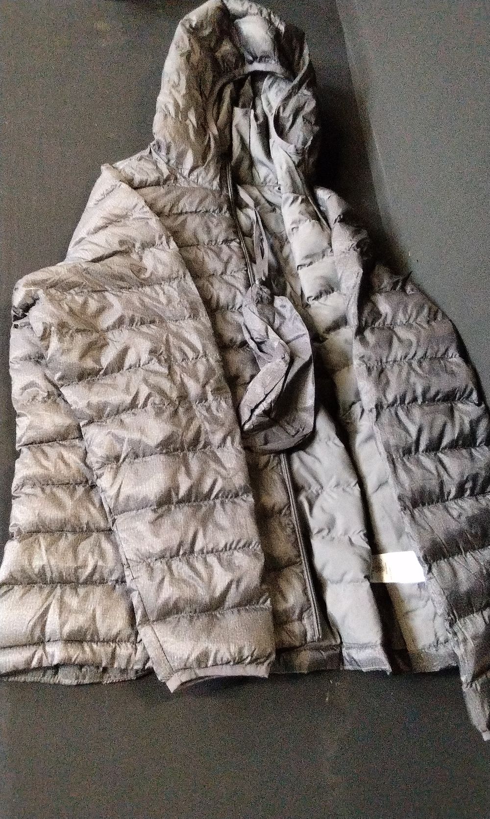 Lot 383: 2x Amazon Essentials lightweight Packable Shower Proof Puffer Jackets
