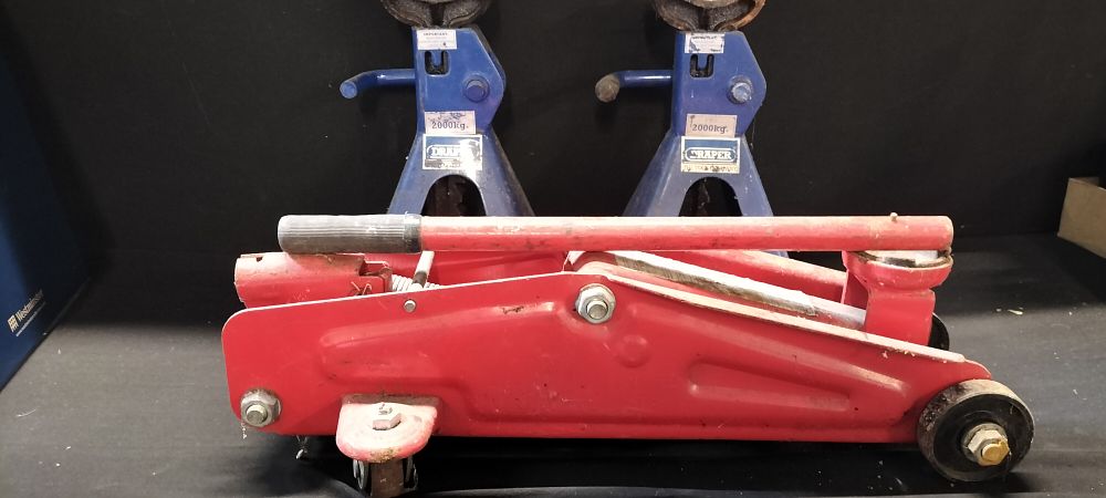 Lot 287: Trolley Jack & Two Draper 2000 kg Axle Stands