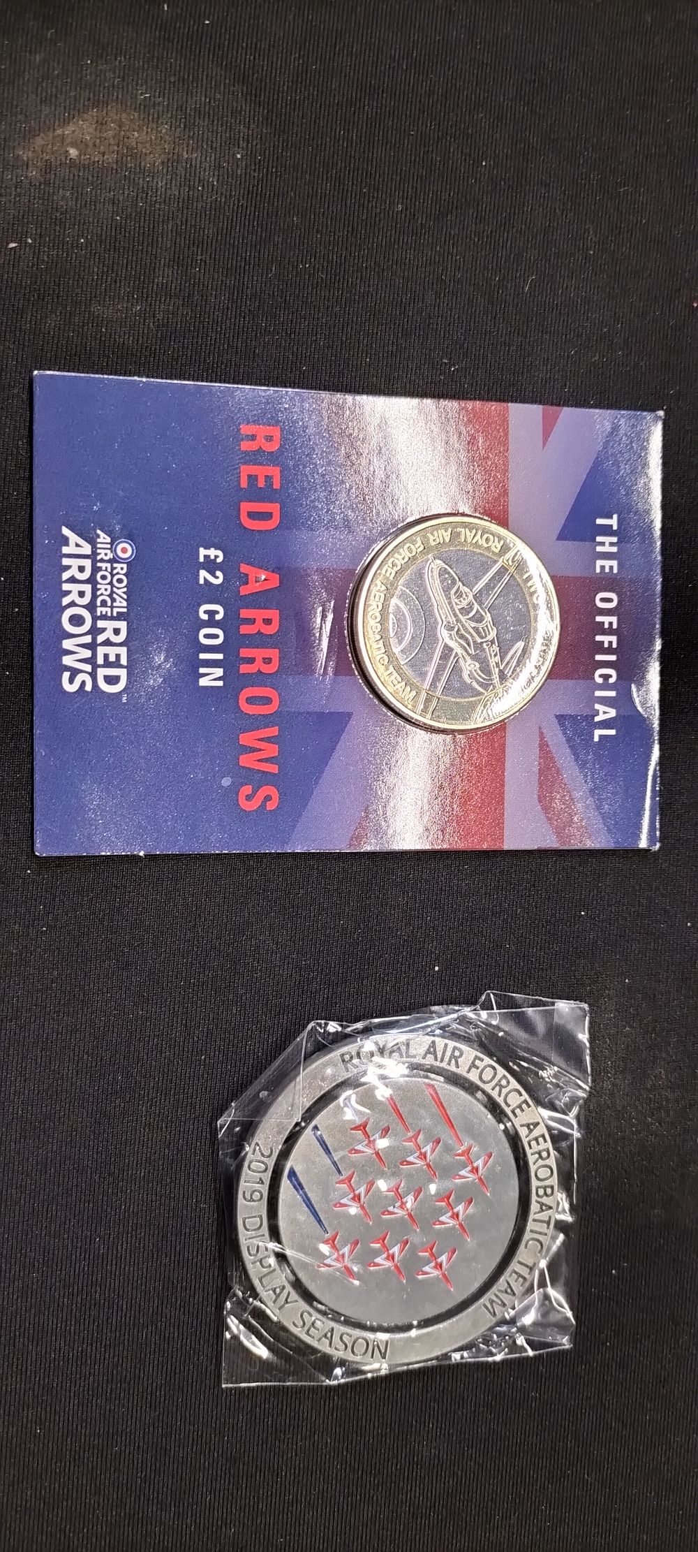 Lot 291: Red Arrows Jersey £2 Coin 2019 and a 2019 Display Season Commemorative Spinner