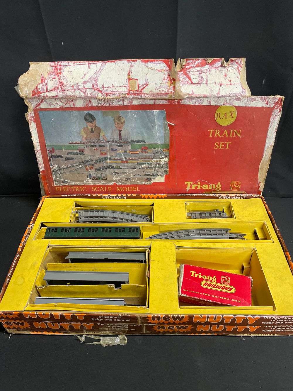 Lot 405: Vintage HO/OO GAUGE Tri-ang Train set