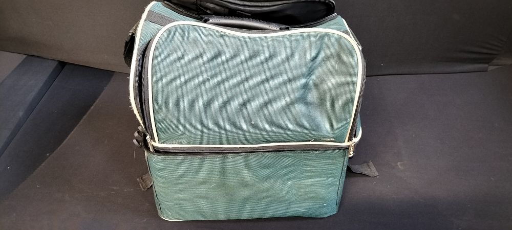 Lot 306: Green Picnic Bag with some accessories