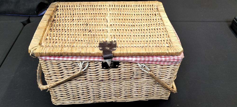 Lot 307: Wicker Picnic Basket Approx 52 x 37 x 28 cm