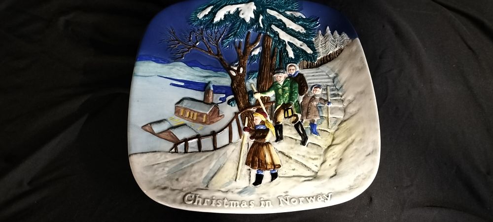 Lot 323: Beswick, Royal Doulton Collectors Plate Christmas in Norway 1975