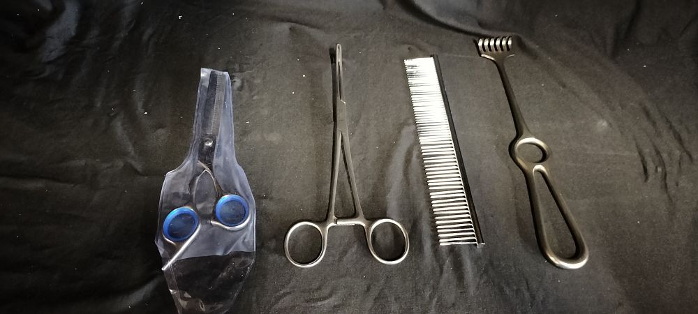 Lot 414: Various Metal Items Including Tissue Forceps and a pair of Hair Thinning Scissors