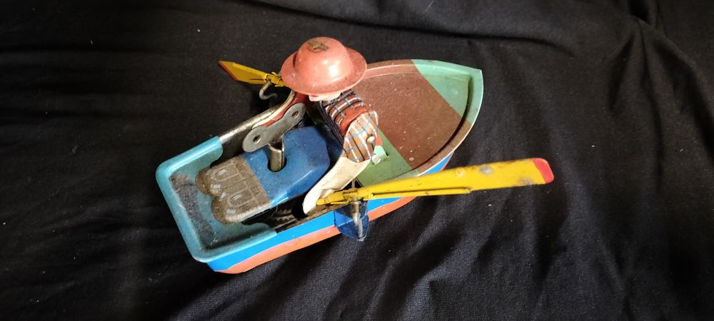 Lot 419: Vintage Style Tin Plate Wind Up Man in a Boat with Key and works