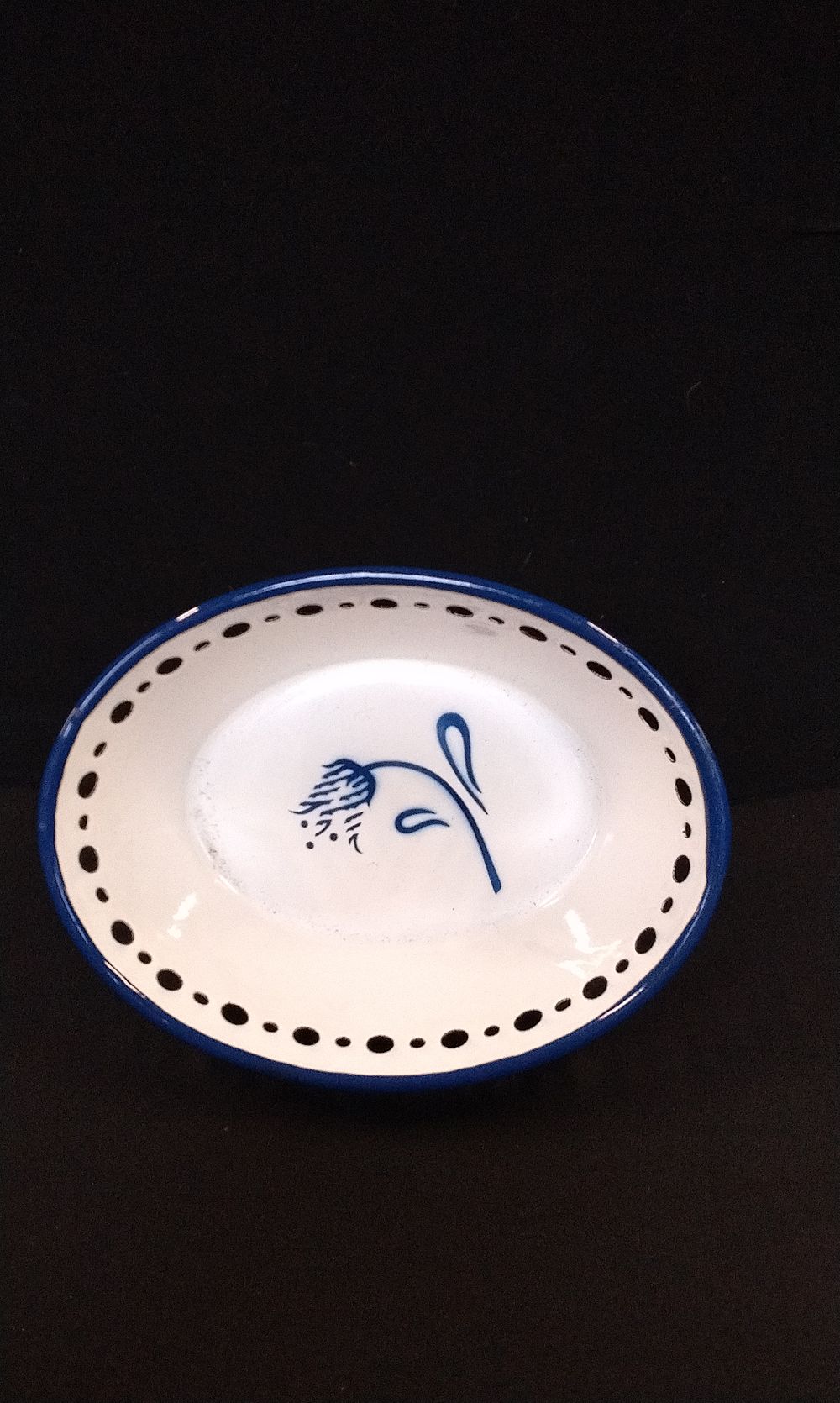 Lot 710: Ikea Arv Idyll Oval White and Blue Enamel Cut out Dish