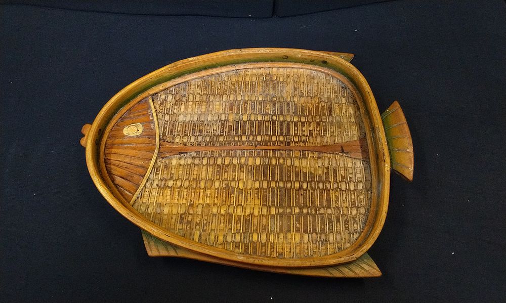 Lot 727: Vtg Bamboo Woven Rattan Fish Serving Tray