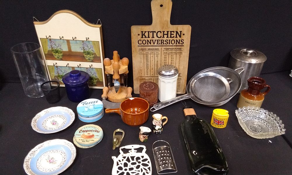 Lot 731: Various Kitchen Items