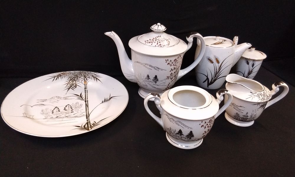 Lot 746: Mixed Oriental Porcelain Teapots, Sugar Bowls, Plate and Other Items