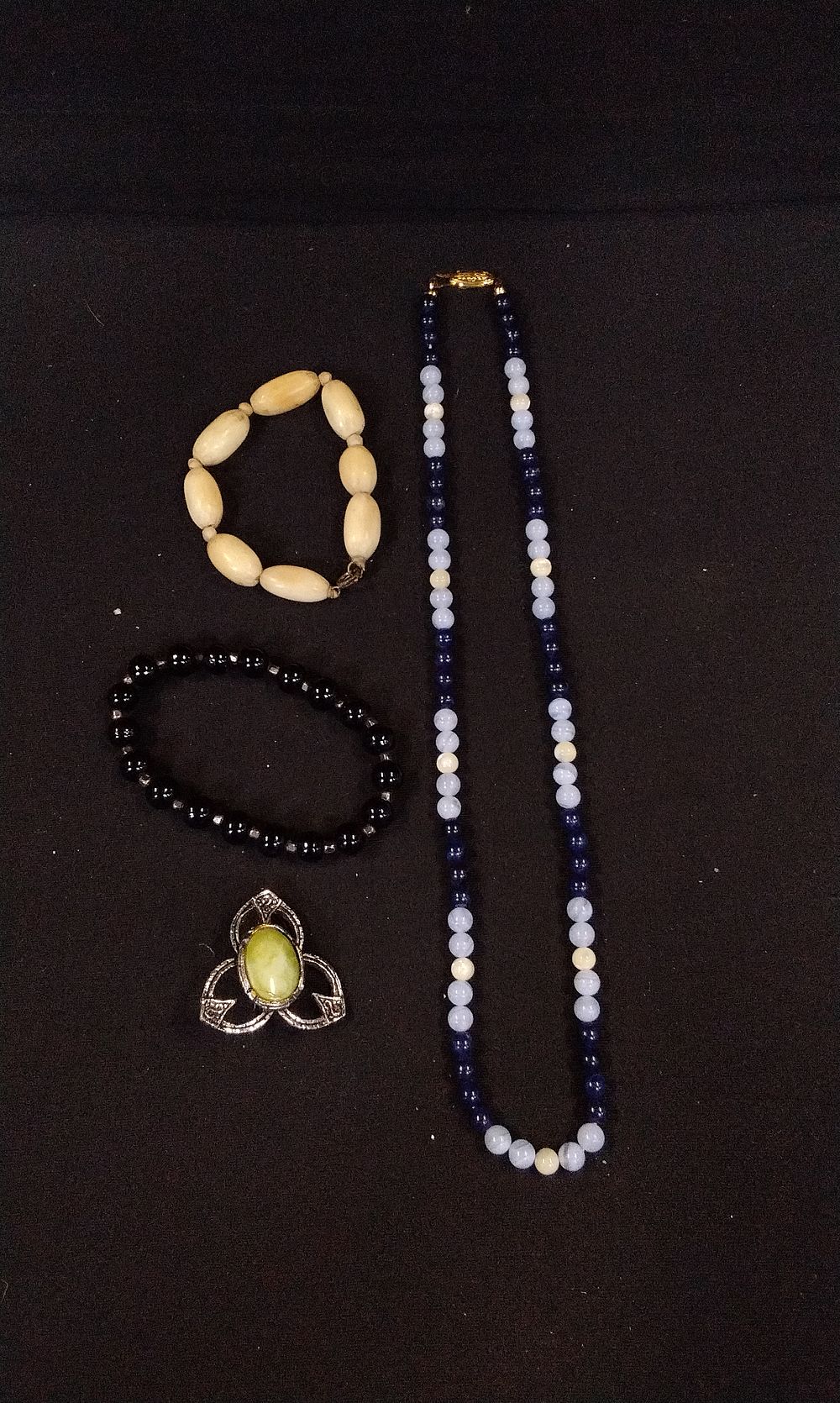 Lot 751: Small Selection of Costume Jewellery