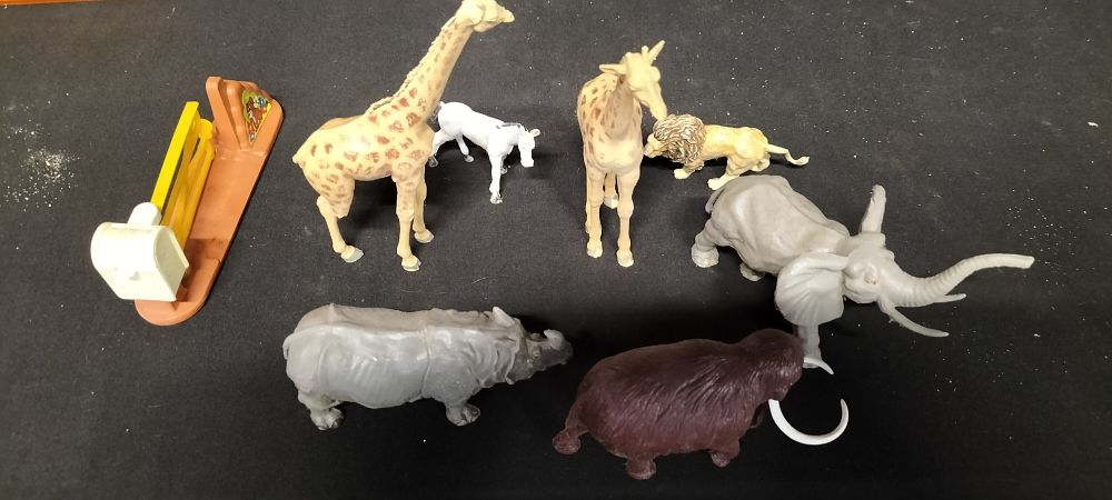 Lot 787: Large Quantity of Plastic Farm & Zoo Animals Fencing Animals Plus some Plastic Fencing