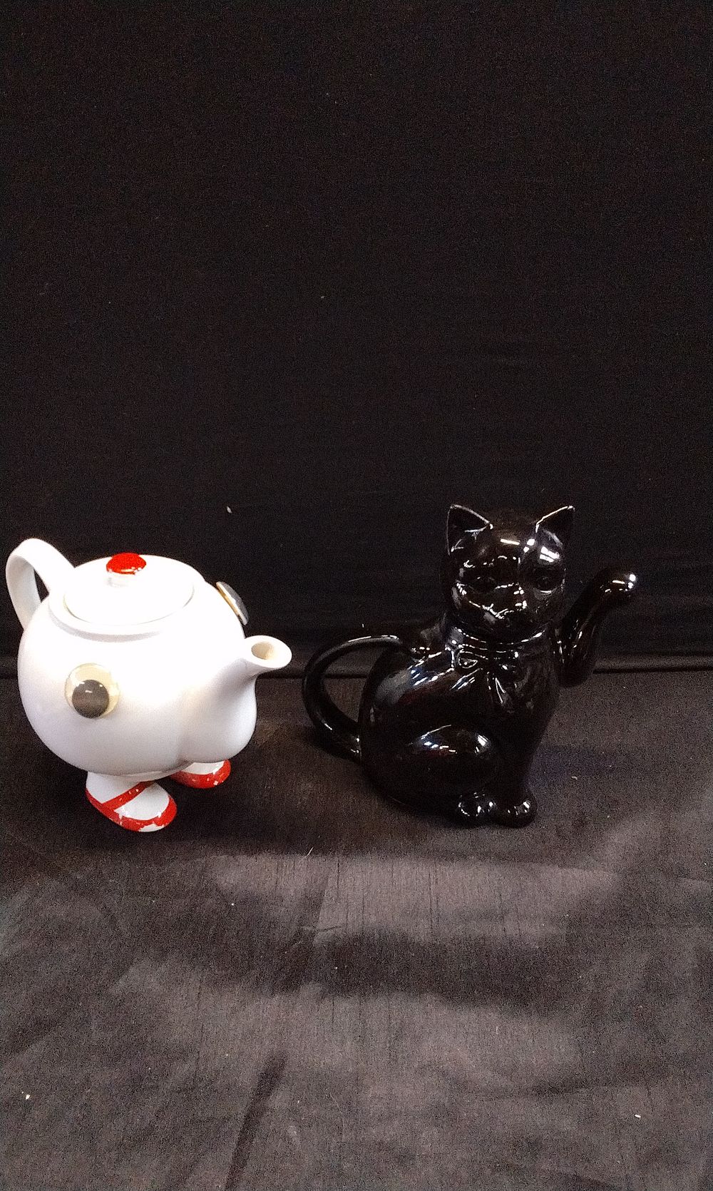 Lot 793: Two Character Teapots. Black Cat and