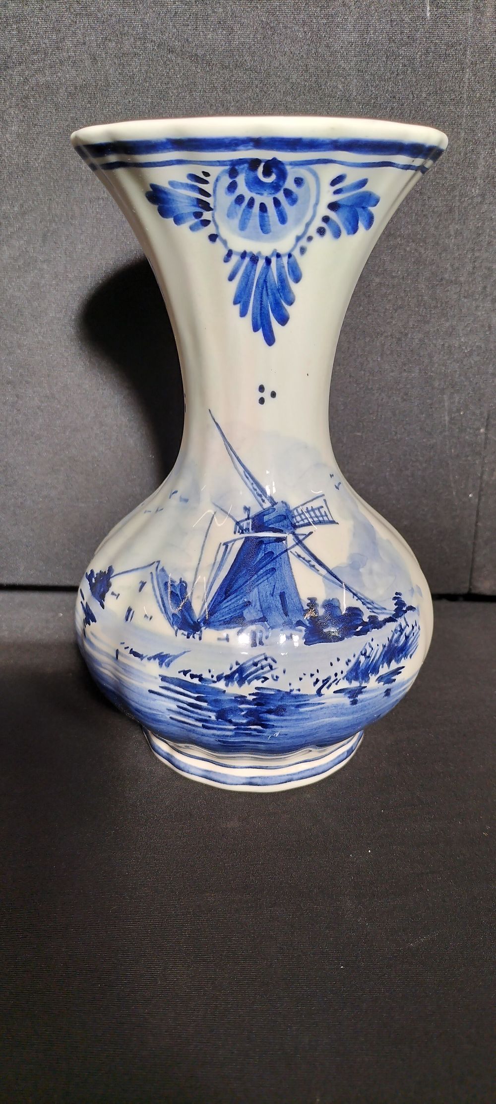 Lot 291: Delft Hand Painted Blue Vase Approx 19cm Tall