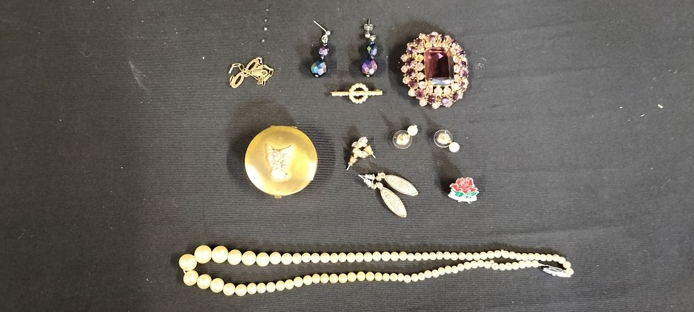 Lot 299: Lot of Costume Jewellery including Pill Box and Brooches