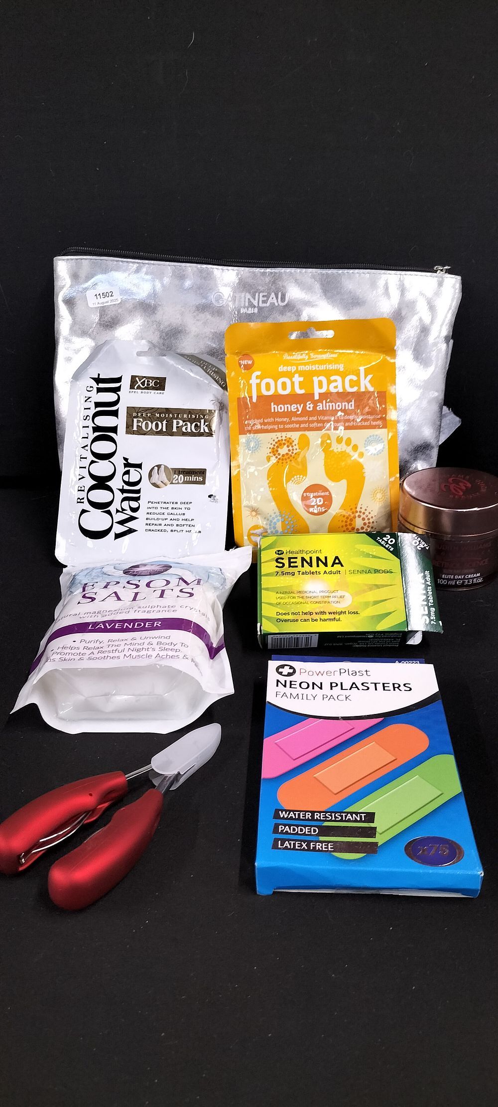 Lot 758: Mixed lot of personal products and items