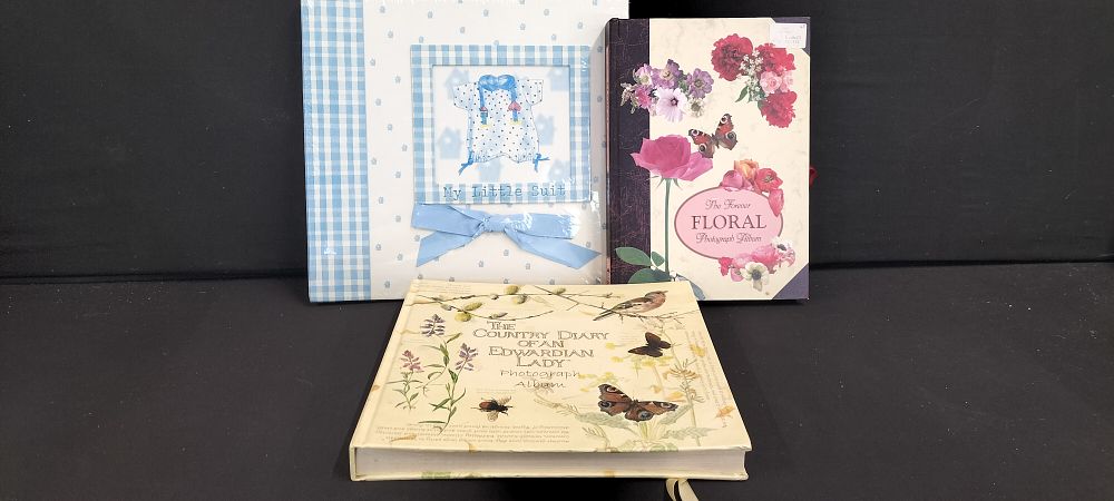 Lot 315: 3 hard back photo albums