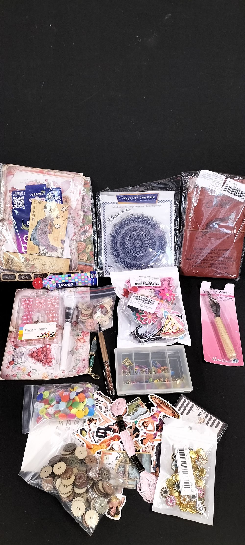 Lot 325: Large quantity of crafting items