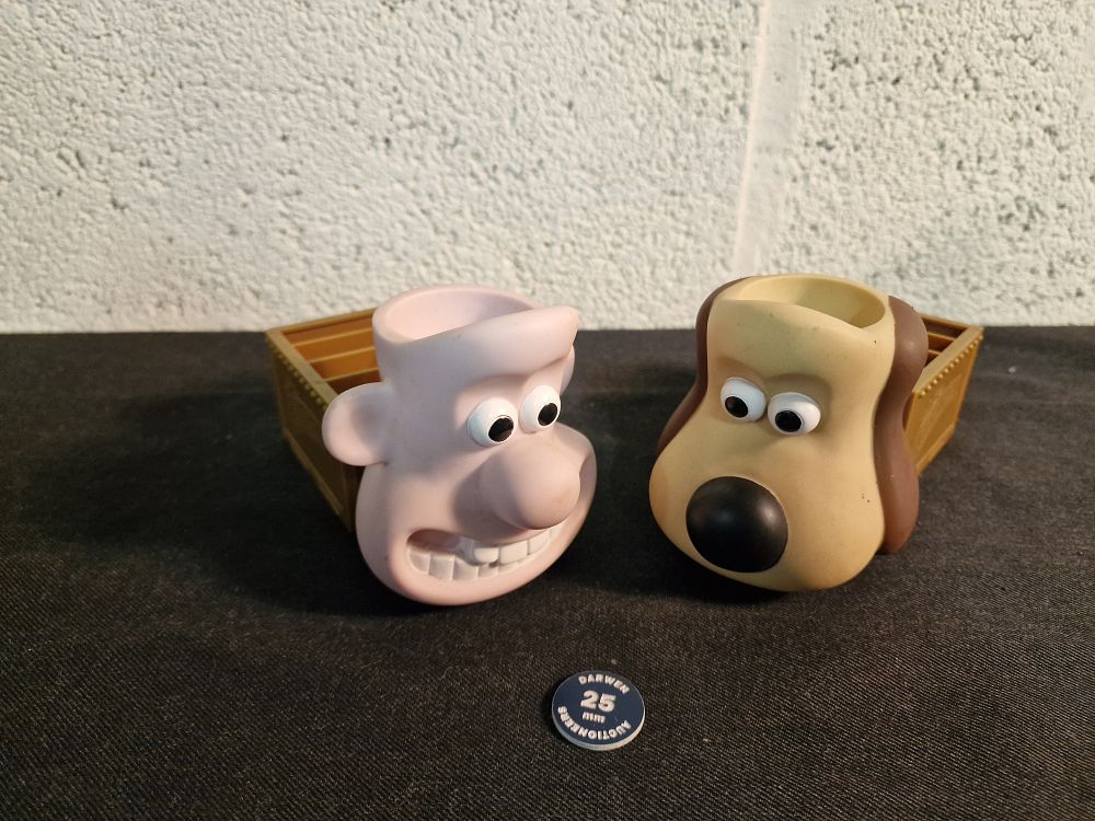 Lot 411: Pair of Kingsmill Wallace and Gromit Egg Cups and Toast Racks