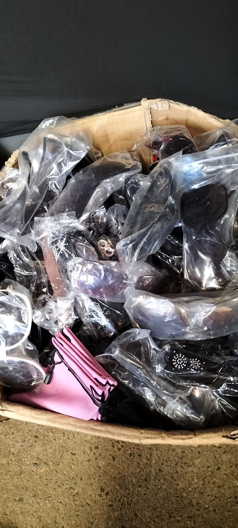 Lot 355: Large Quantity of Fashion Sunglasses