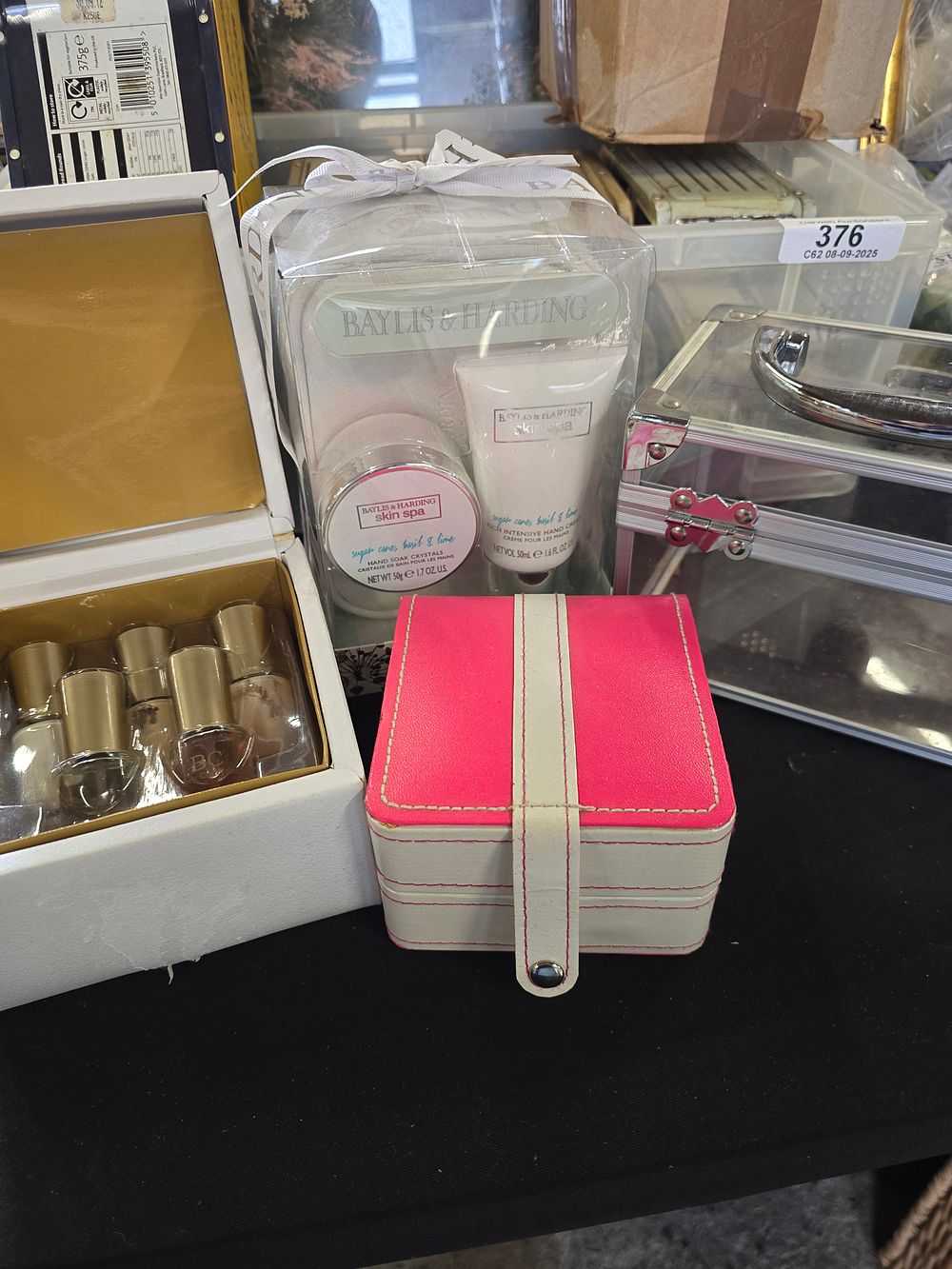 Lot 385: A selection of ladies cosmetics and jewellery/stroke boxes