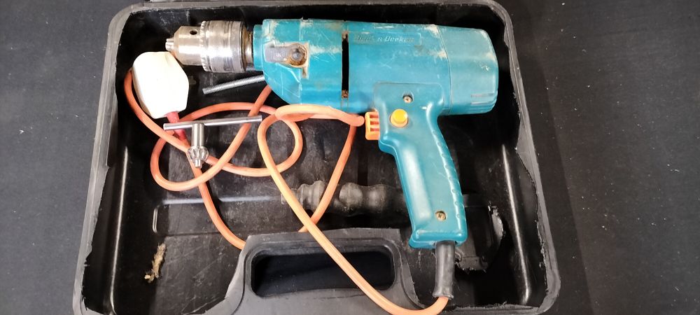 Lot 389: Black & Decker Hammer Drill 400H/H18A. 13mm with Chuck Key