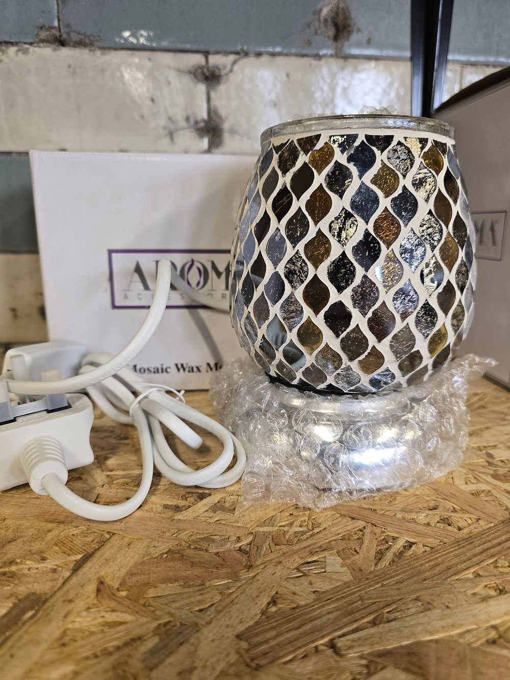 Lot 441: AROMA electric mosaic wax melt burner