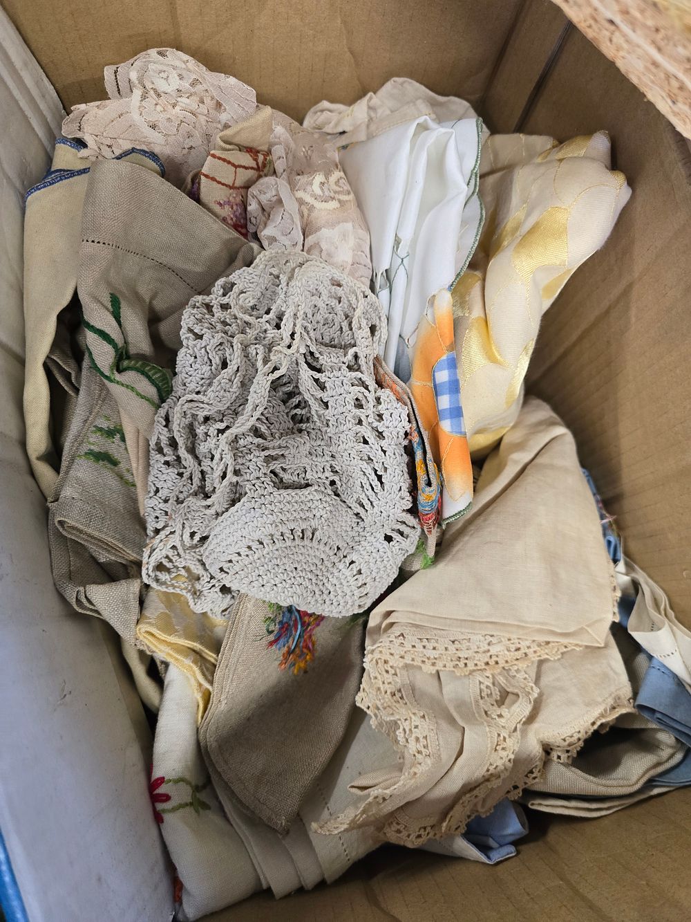 Lot 481: A large quantity of cotton, crochet and material