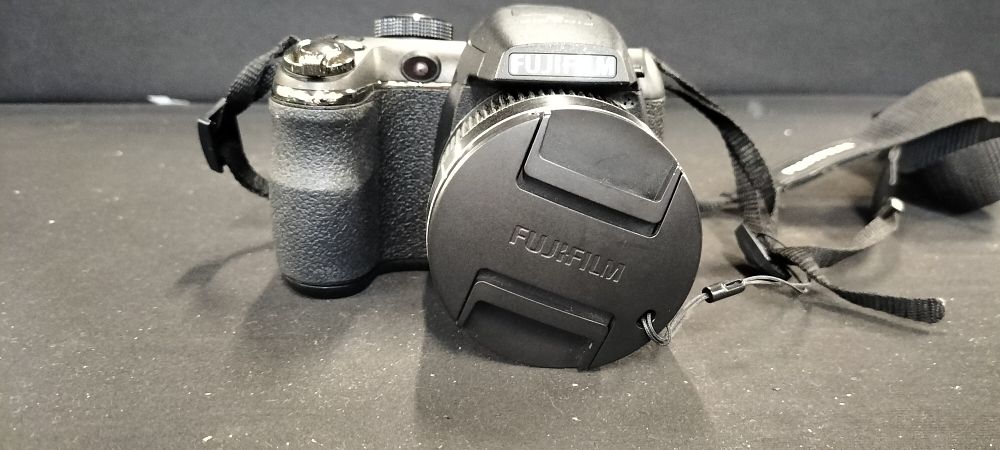 Lot 214: Fujifilm FinePix S3380 14MP 26x Zoom Digital Camera & Bag