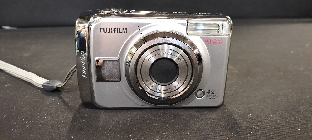 Lot 215: Fujifilm FinePix A900 Digital Camera with Camera Bag