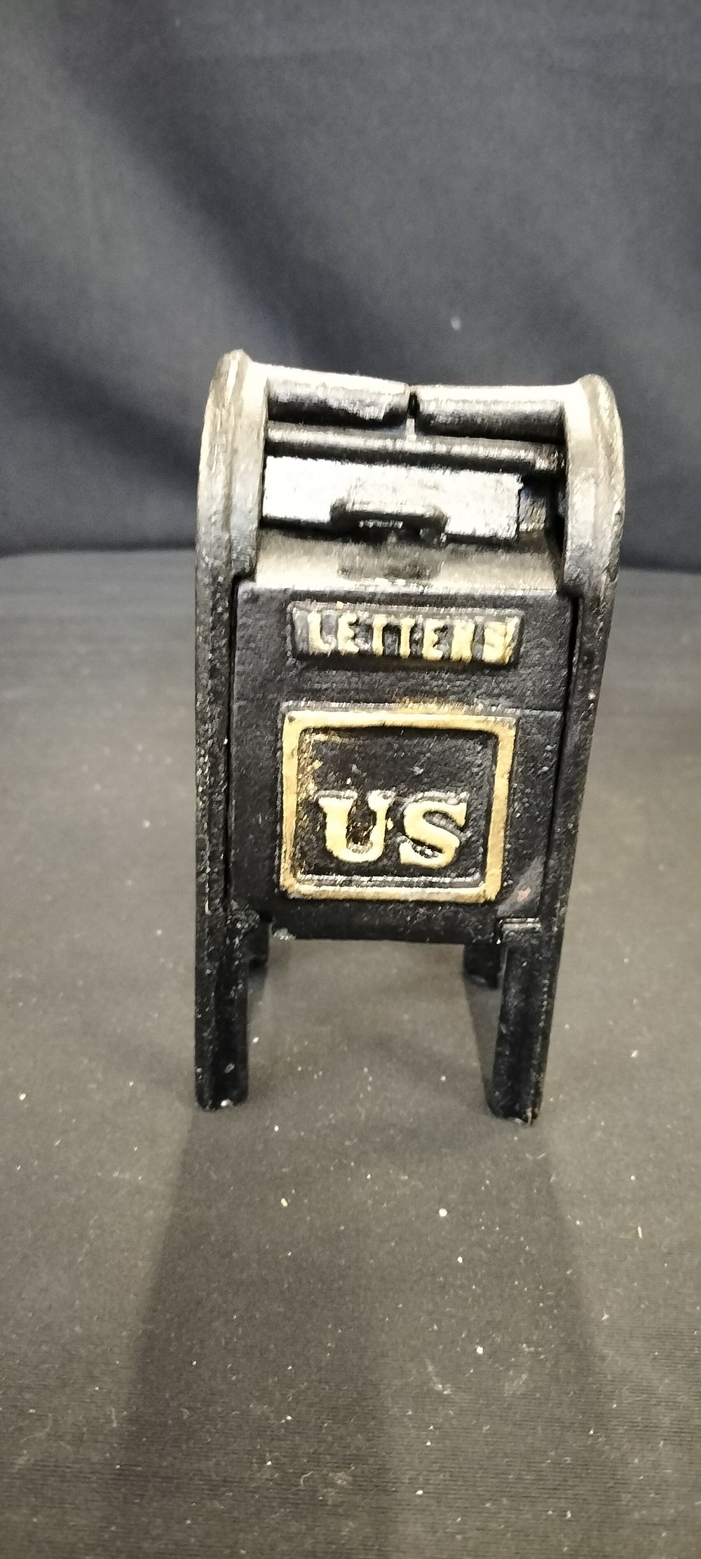 Lot 231: Vintage Cast Iron US Mailbox Coin Bank