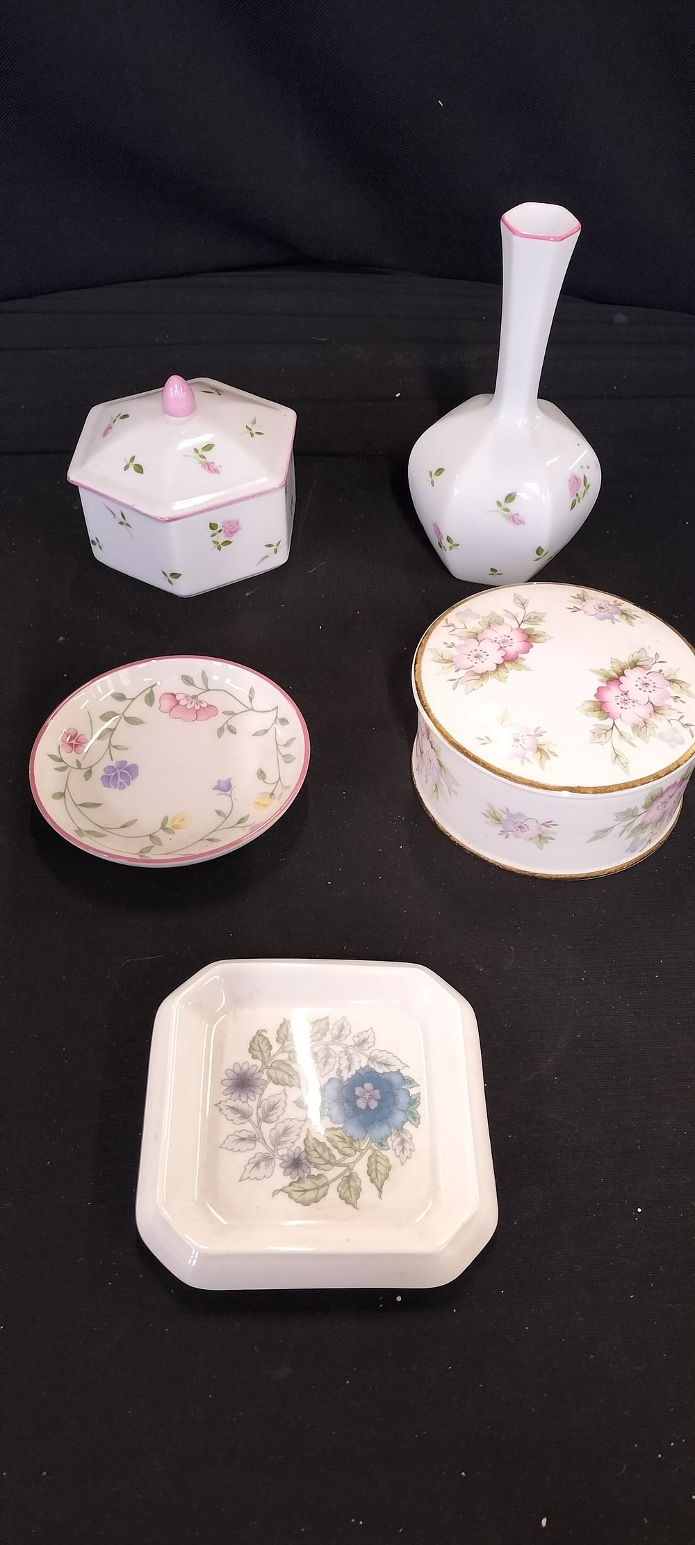 Lot 234: A Collection of Five Floral-Decorated Porcelainware Pieces