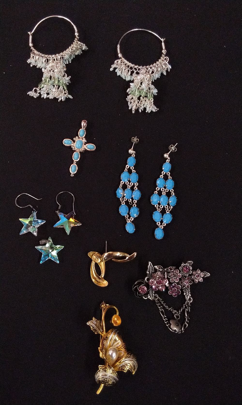 Lot 321: A Collection of Assorted Costume Jewelry