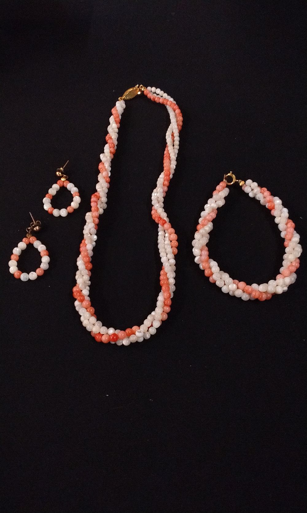 Lot 322: Three-Piece Coral-Pink and White Beaded Jewelry Set