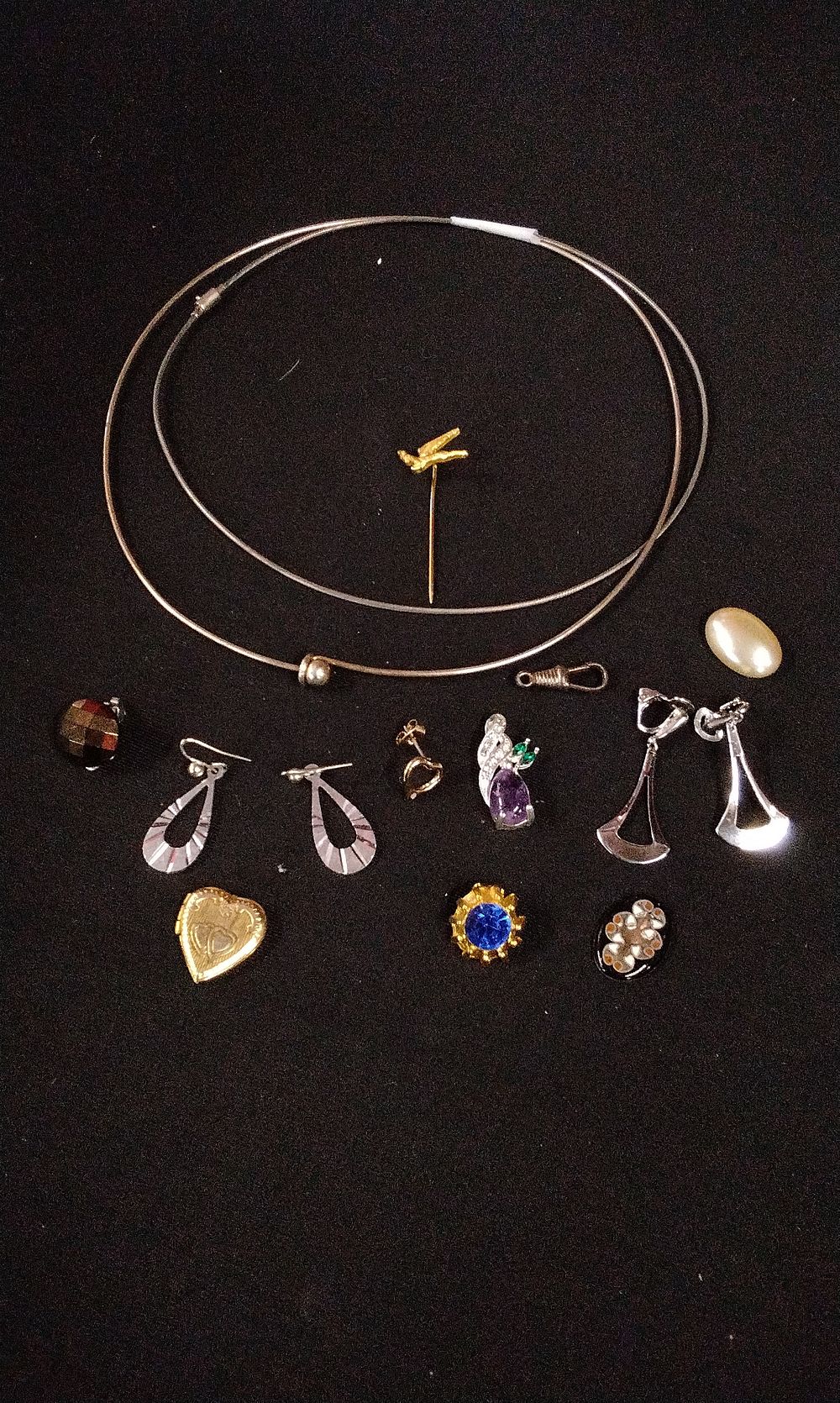 Lot 337: A Collection of Assorted Jewelry Items