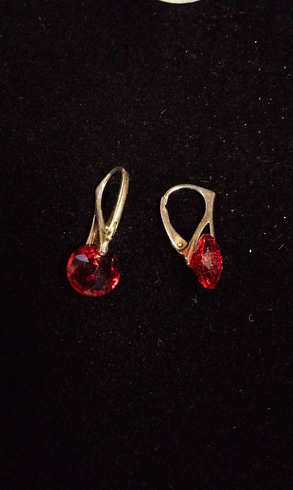 Lot 354: A Pair of 925 Silver Earrings with Faceted Red Stones