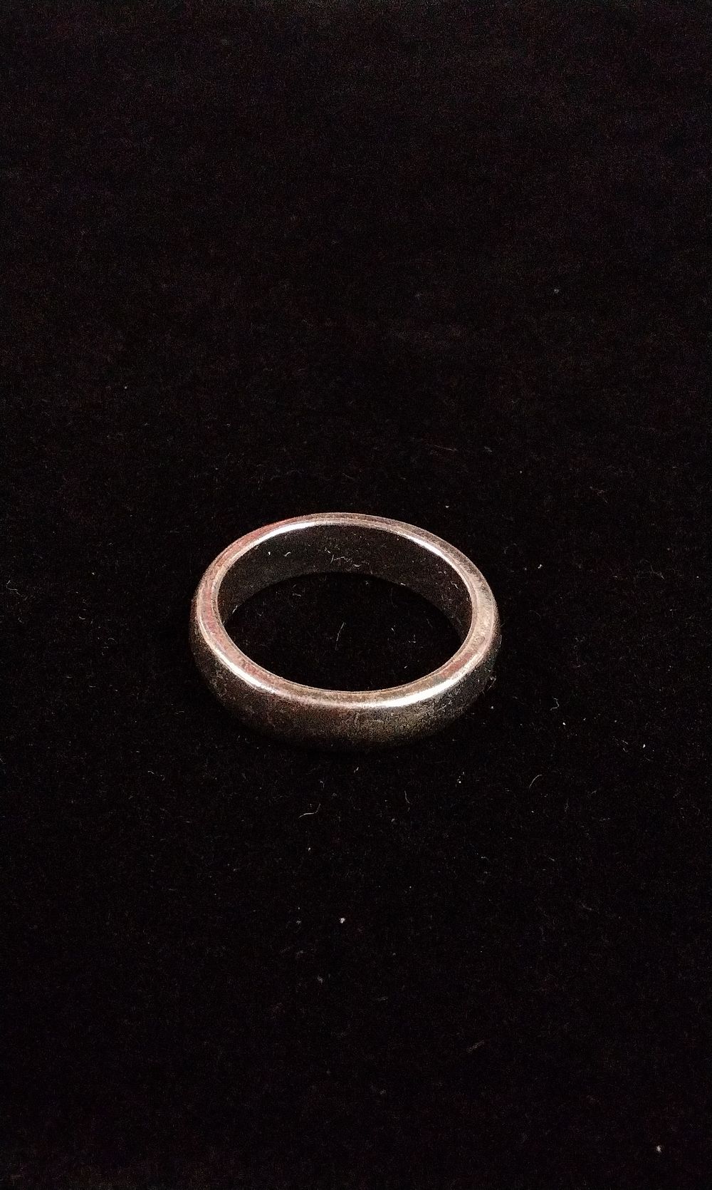 Lot 358: A Silver-Colored Plain Band Ring