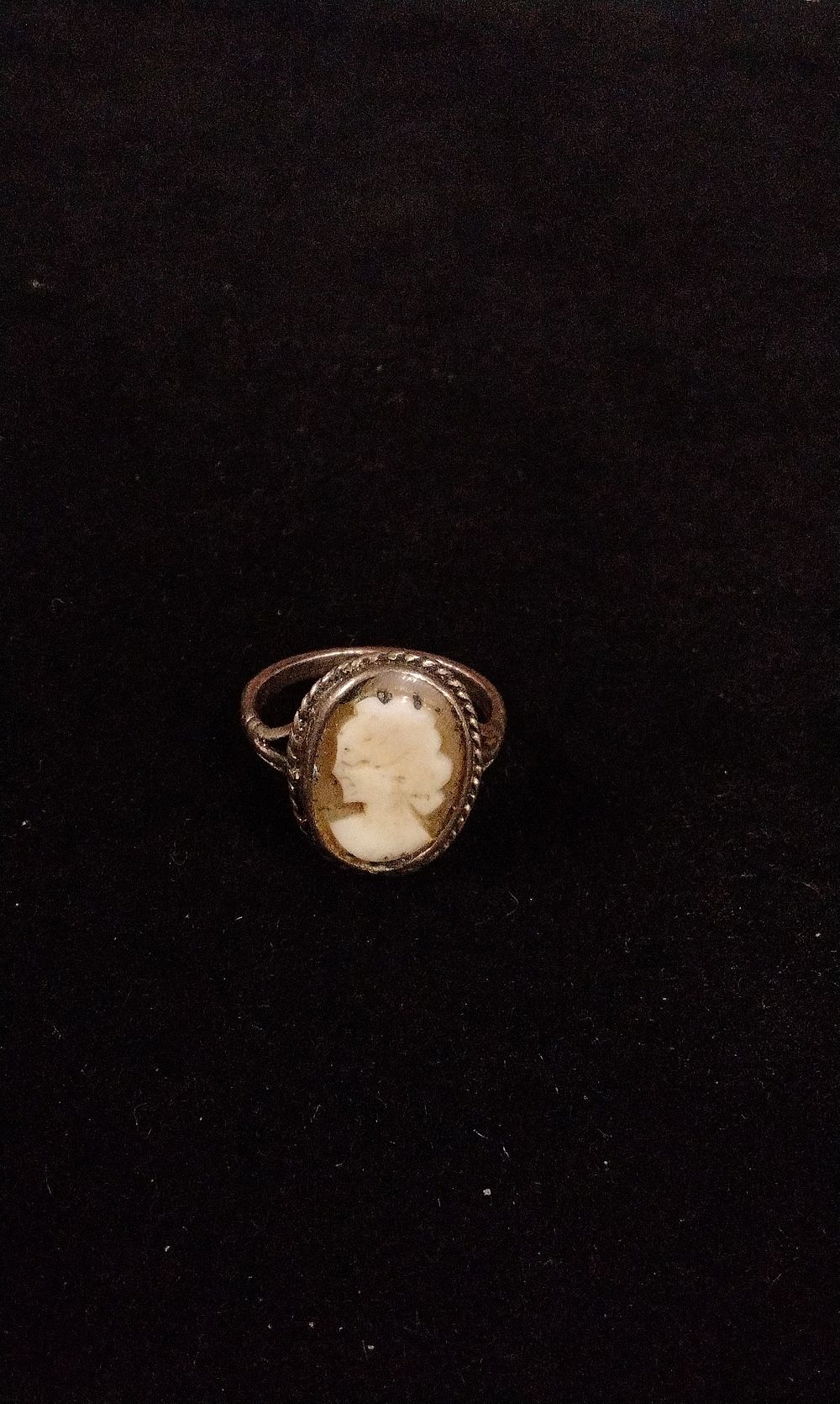 Lot 360: Antique Sterling Silver Carved Shell Cameo Ring