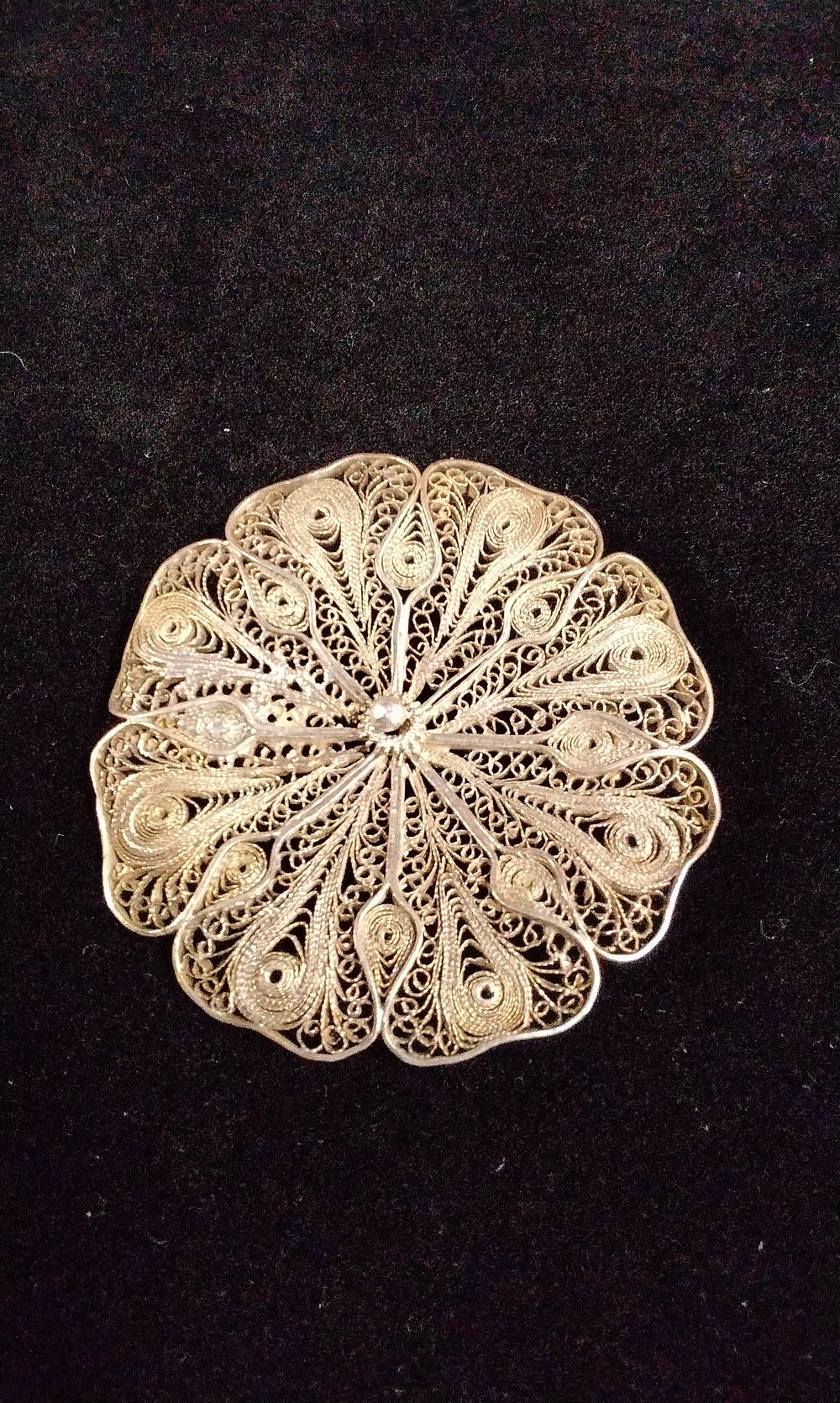 Lot 370: Large Round Silver-Colored Filigree Floral Brooch