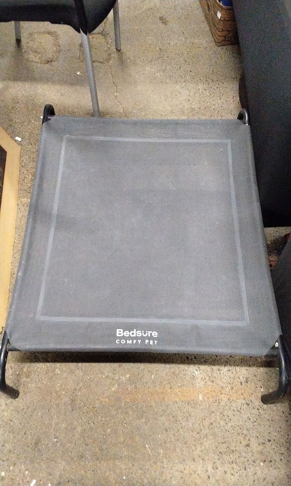 Lot 385: A Bedsure 'COMFY PET' Elevated Pet Bed. COLLECTION ONLY