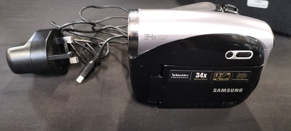 Lot 292: Samsung VP-DX100 PAL Digital Cam DVD Camcorder