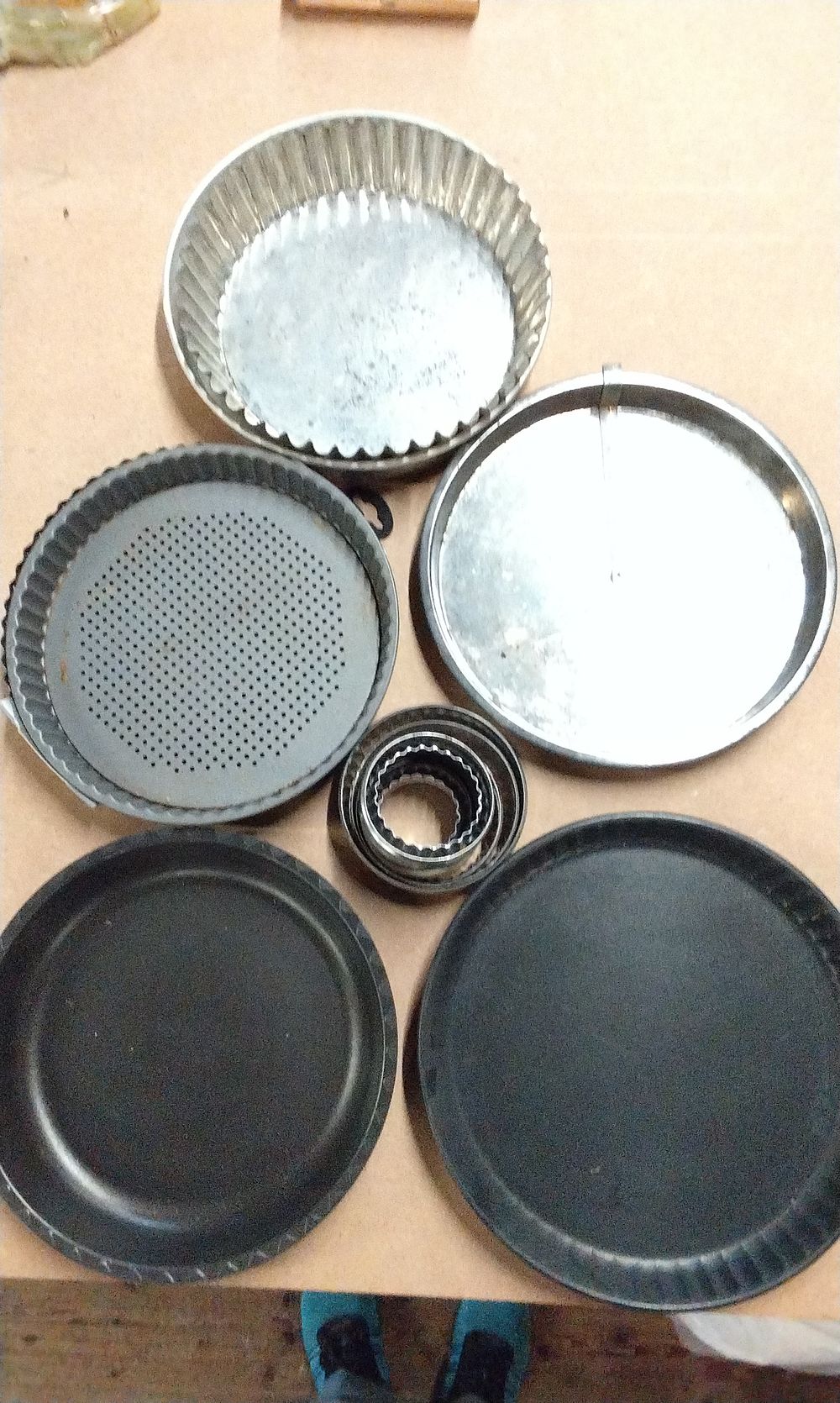 Lot 209: 7x Pie/cake tins and 7x Cookie Cutters
