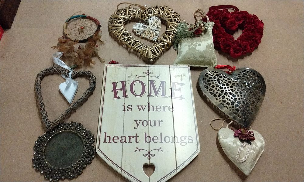 Lot 210: 9 x Home Hanging Decorative Items