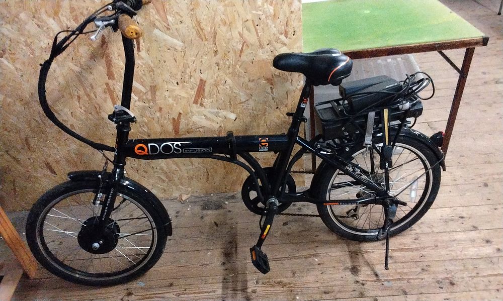 Lot 193: QDOS INFUSION Black Folding Electric Bicycle with Accessories. COLLECTION ONLY