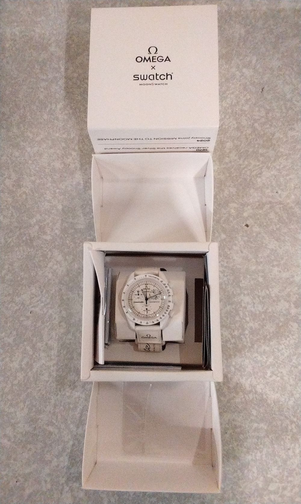 Lot 214: Fashion Snoopy Chronograph Wristwatch