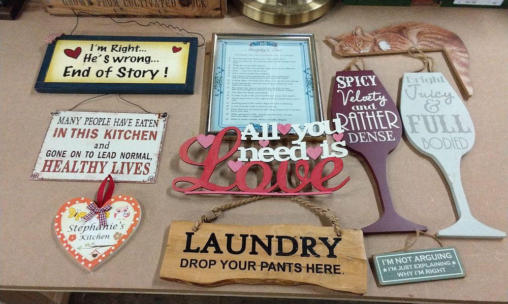 Lot 226: Rustic Wooden 'I'm Right' Decorative Hanging Sign