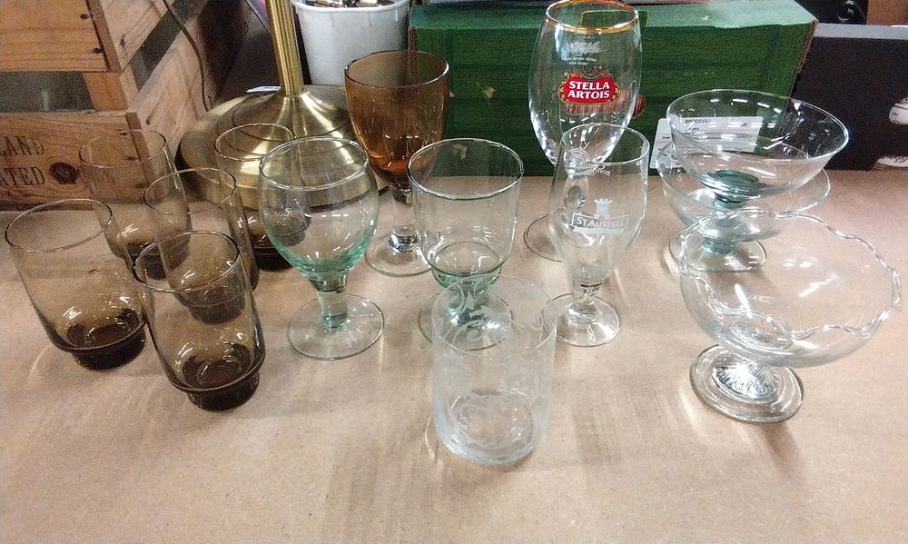 Lot 230: A Set of Twelve Assorted Glassware Items