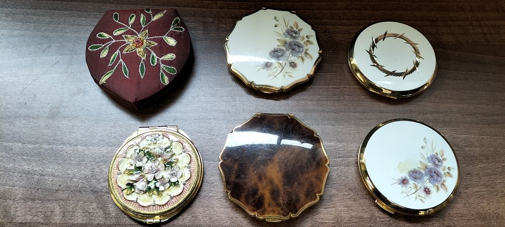 Lot 259: A Group of Four Stratton Gold-Tone Powder Compacts and 2 others.